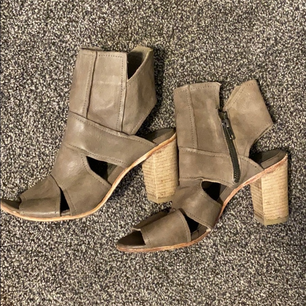 Free people, good used condition , size 7.5